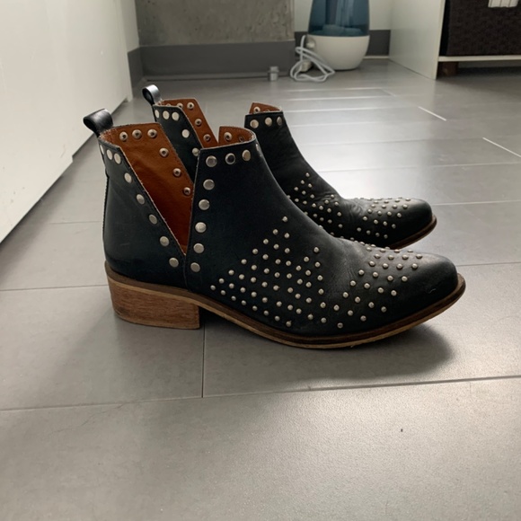 boots - Picture 3 of 3